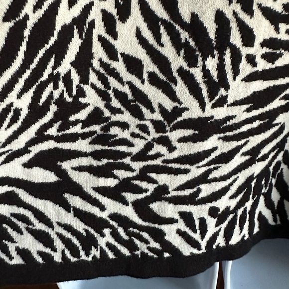 Dana Buchman | Black and White Animal Print V-Neck Zebra Pullover Top Sz XL. EUC - Picture 5 of 9